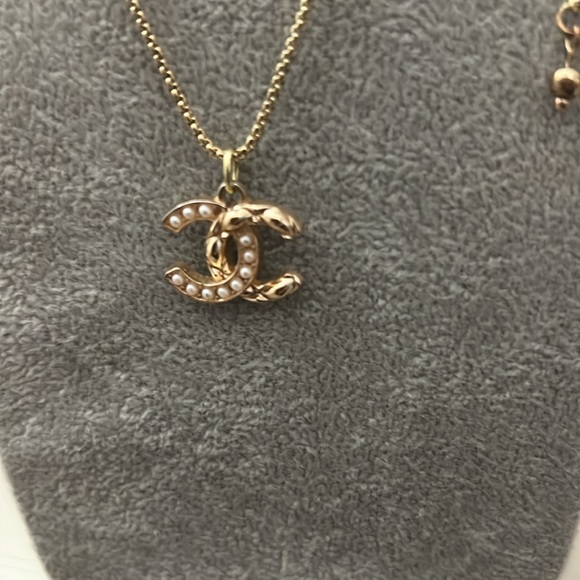 Lux zipper pull added to gold tone adjustable chain. - Picture 7 of 8